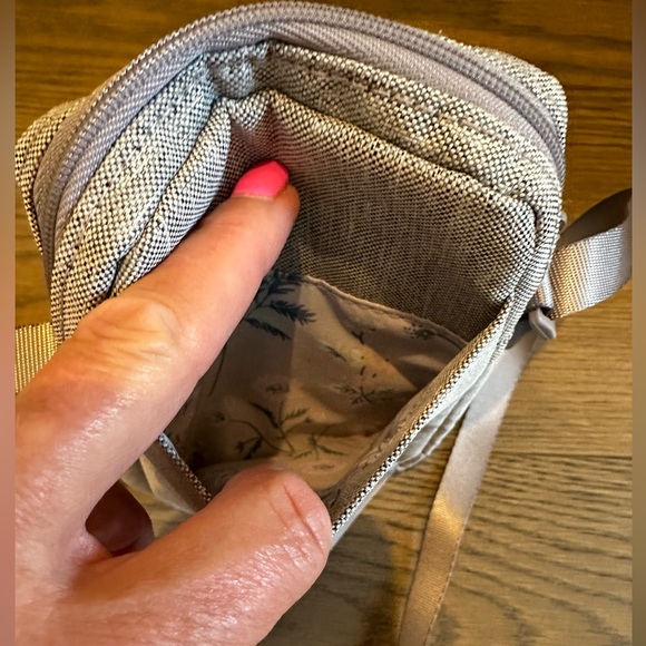 Vera Bradley Reactive Easy RFID Crossbody Bag NWT - Picture 5 of 6